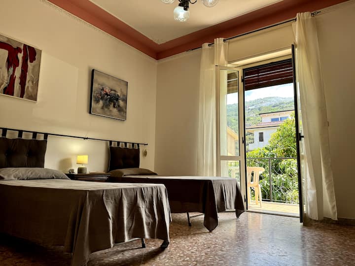 Спалня с две единични легла или двойно легло, гардероби, нощни шкафчета, баня и самостоятелен балкон. 
Спалня с две единични легла или едно двойно легло, гардероби, нощни шкафчета, баня и самостоятелен балкон.