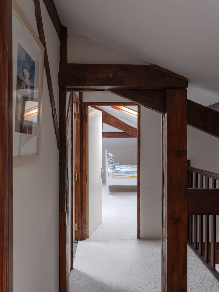 Vista desde el descansillo superior hasta el dormitorio 4 con 2 camas individuales
