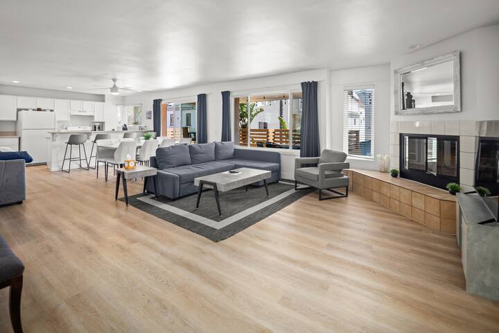 7 Bedroom Water View Home – North Mission Beach gallery image 3