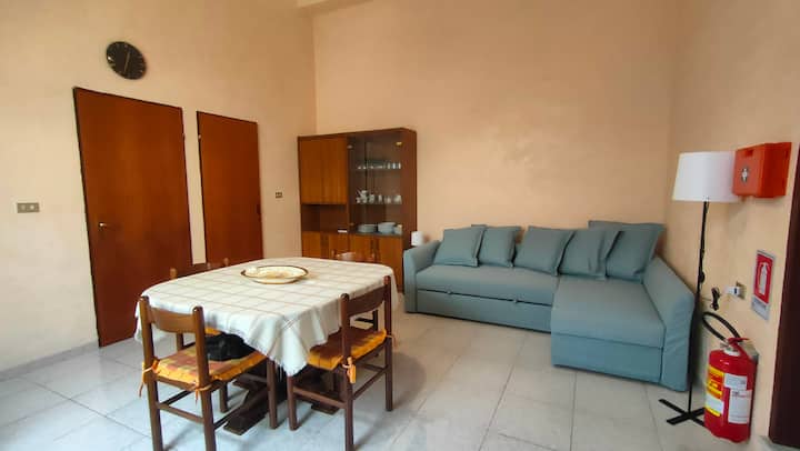 Chumba cha kulia chakula kilicho na sofa ya kona ambayo inakuwa kitanda