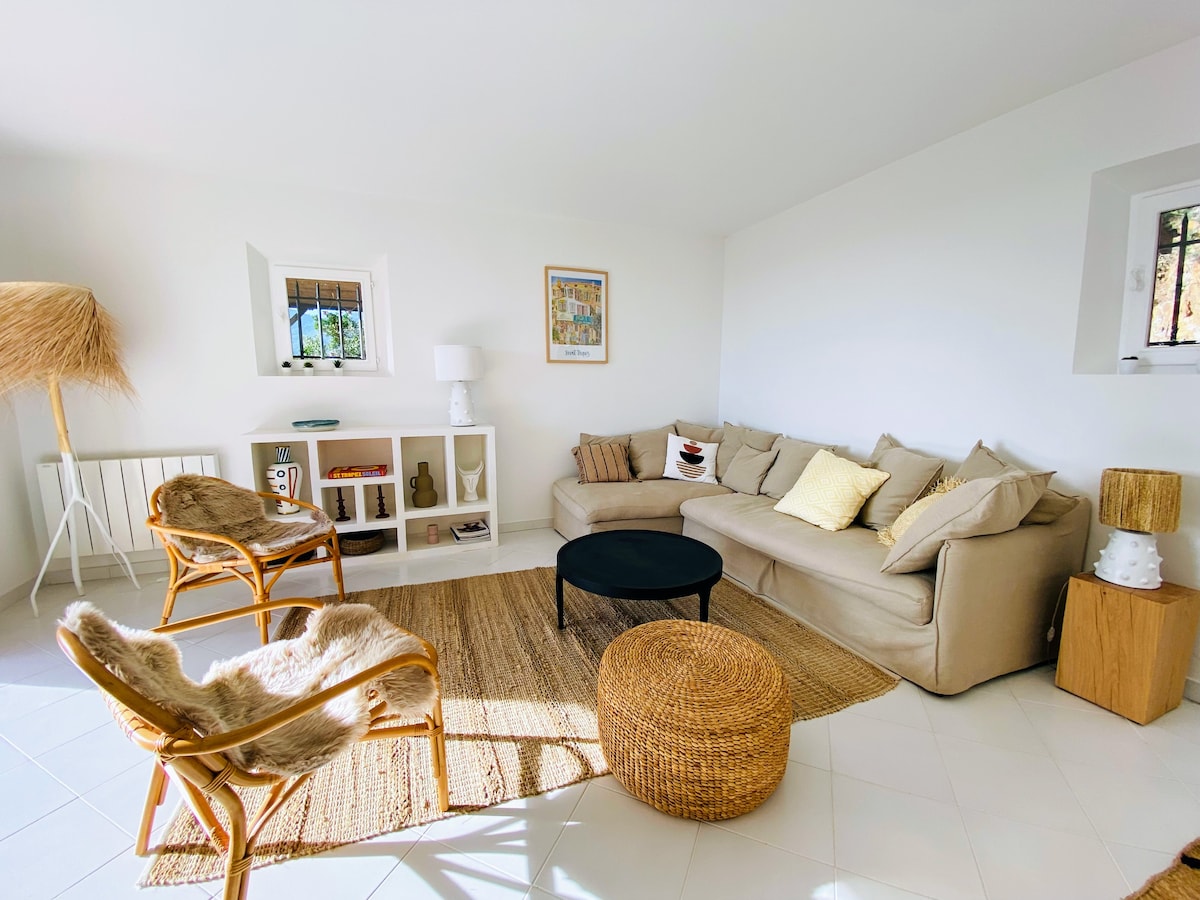 Annonce Airbnb populaire: Villa Les Santons 4 * Sea view Gulf of Saint-Tropez à Cavalaire Sur Mer