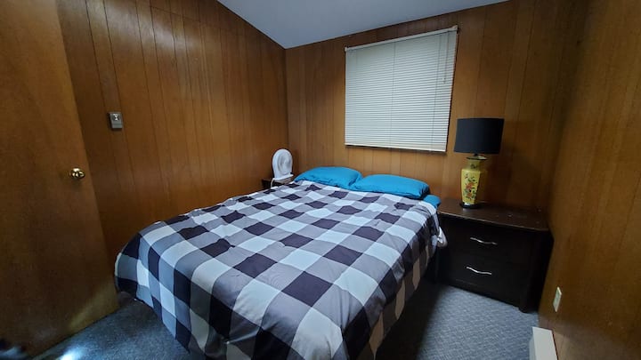 Ovo je jednostavna spavaća soba s bračnim krevetom i noćnim ormarićem.  Vjerojatno najbolja stvar u vezi s tim je krovno svjetlo - Zvjezdani pogled iz udobnosti vašeg kreveta!