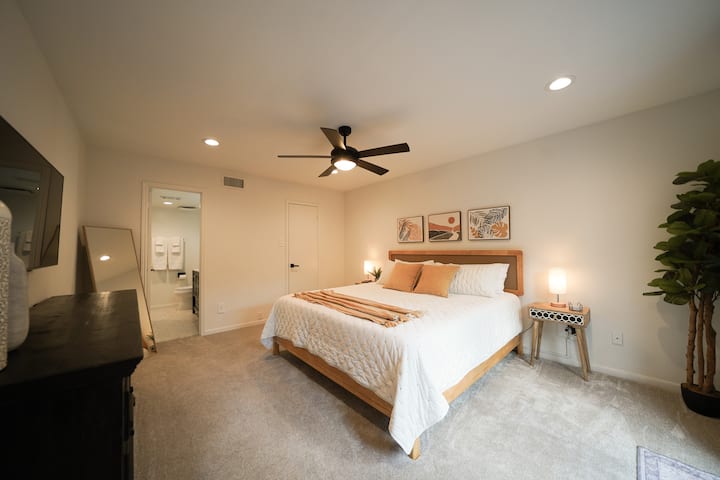 Მთავარი საძინებელი დიდი საწოლითა და სააბაზანოთი.