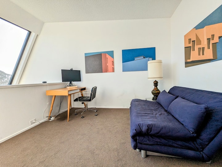 Ten en cuenta que este es un loft con vistas a la sala de estar y no es un dormitorio totalmente separado. 
El sofá cama se convierte en una cama tamaño queen.
La habitación no tiene cortinas oscuras; aunque proporcionamos máscaras para los ojos.