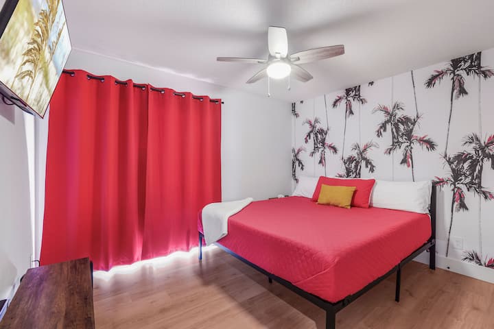 Chumba cha kulala cha ghorofa ya kwanza #2 kina godoro la povu la ukubwa wa KIFALME la ZINUS 12" Green Tea cooling gel memory! 
-Kwa na mashuka ya Kifahari ya Hoteli
- Rangi sahihi na safi za kitropiki! 
-Floor to near dari, privacy, black out curtains.