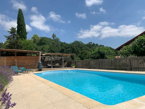 Maison familiale avec piscine.