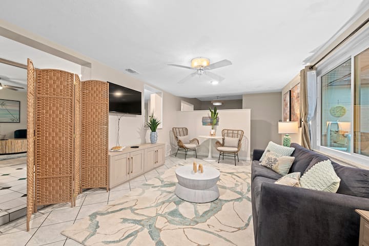 Esta habitación de Florida ofrece espacio para tomar tu café de la mañana o un área de sofá para relajarse.  Usa el divisor para convertirlo en un espacio/dormitorio separado con el sofá cama. 