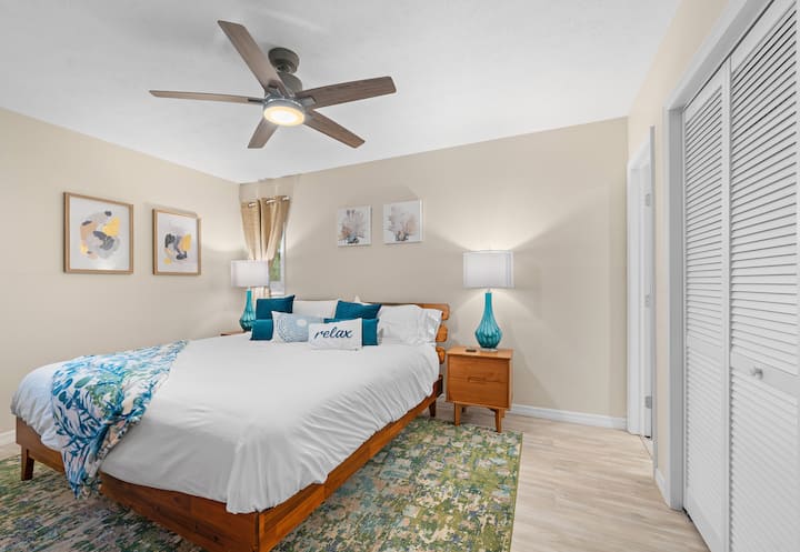 Duerme profundamente en el dormitorio principal con una cama tamaño king, un baño privado y un vestidor.