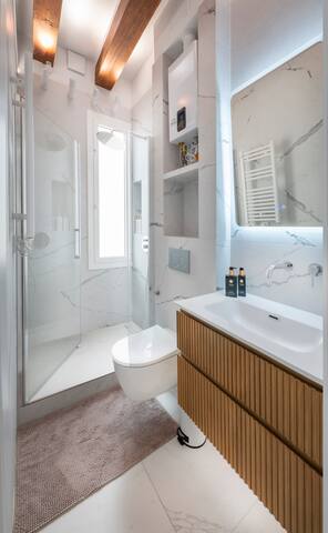 !Luxury Ramblas Waterfront Stay! gallery image 3