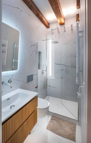 !Luxury Ramblas Waterfront Stay! gallery image 2