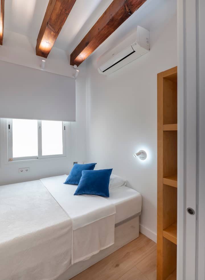 Cómoda cama doble (135 x 190) con lujosas sábanas y almohadas de bambú. Disfruta de la tela suave y termorreguladora que te mantiene fresco en verano y caliente en invierno. Duerme mejor y despierta renovado con ropa de cama ecológica de primera calidad.