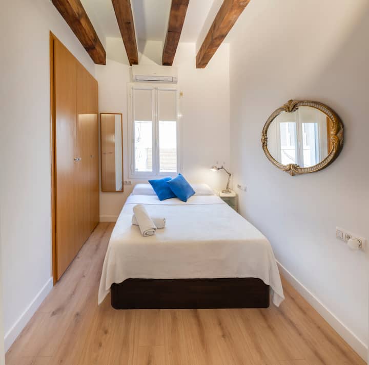 Dormitorio doble 1 (150 x 200) con cómoda cama con lujosas sábanas y almohadas de bambú. Disfruta de la tela suave y termorreguladora que te mantiene fresco en verano y caliente en invierno. Despiértate con energía en una cama ecológica de primera calidad.
