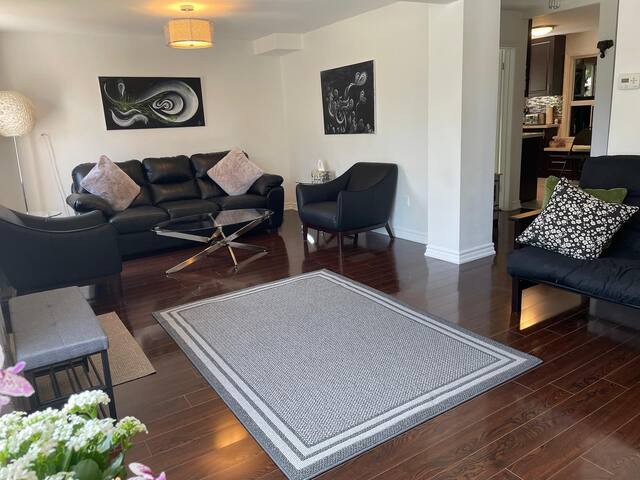 Cozy Home + Large backyard, 20mins from DT! gallery image 4