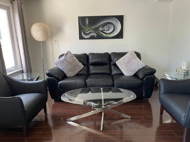 Cozy Home + Large backyard, 20mins from DT! gallery image 3