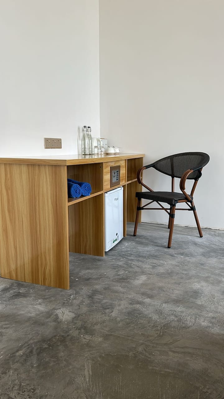 Ubytujte sa vo vile Thundi v Maalhos, Baa Atoll. Vaša izba ponúka klimatizáciu, veľký šatník, kávovar a pracovný stôl ideálny na relaxáciu aj produktivitu, len pár minút od pláže
