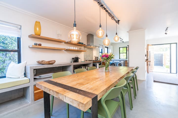 Cosy easy living modern holiday home