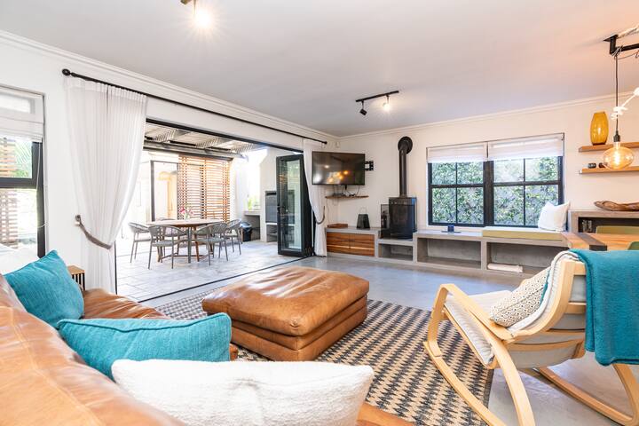 Cosy easy living modern holiday home gallery image 2