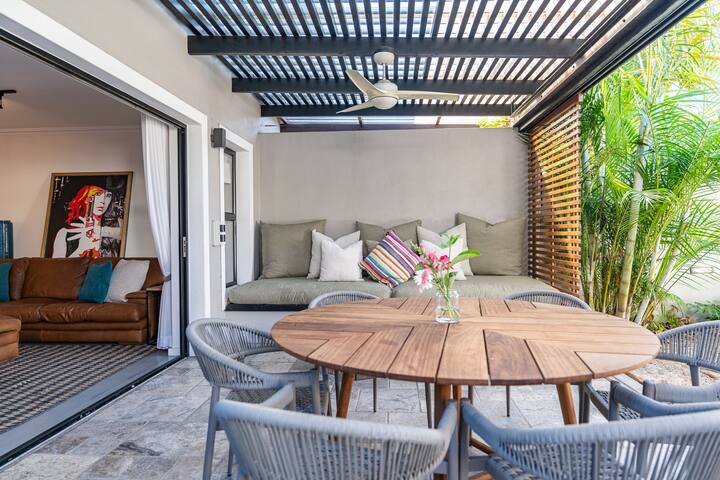 Cosy easy living modern holiday home gallery image 4