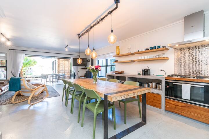 Cosy easy living modern holiday home gallery image 3