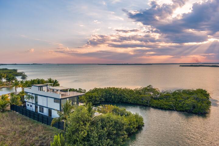 Waterfront Villa, w/Boat, 40ft Pool & Rooftop Bar gallery image 5