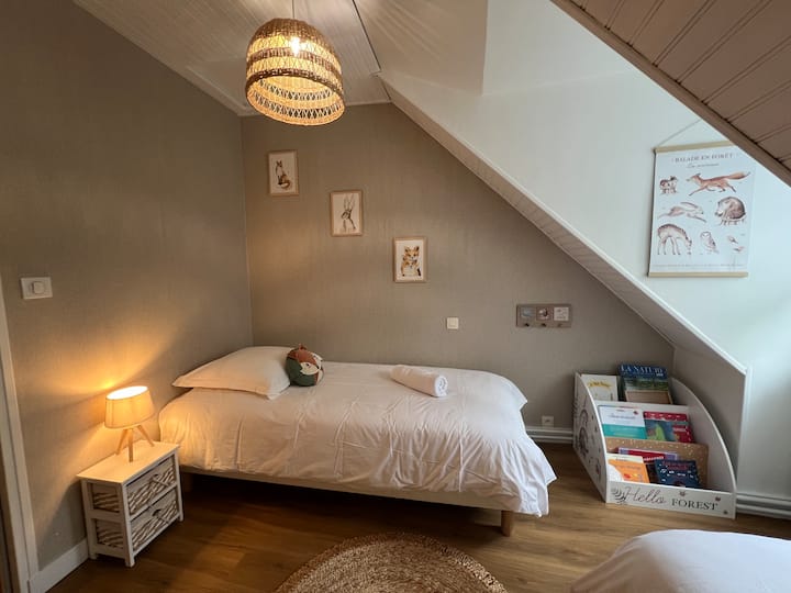 Vista a una cama de la habitación con libros disponibles