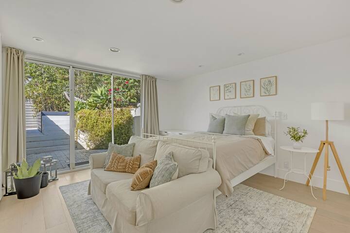 Beverly Hills 90210 | Gameroom | Pool | Parking gallery image 5