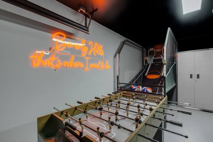 Beverly Hills 90210 | Gameroom | Pool | Parking gallery image 2
