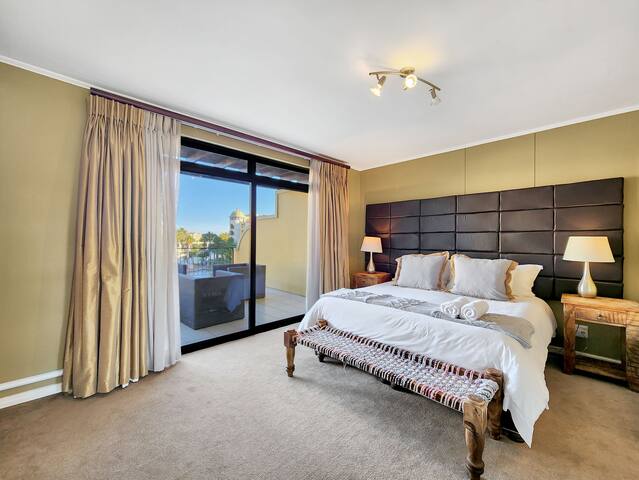 Luxurious, Pools, 24/7 security, family getaway gallery image 3