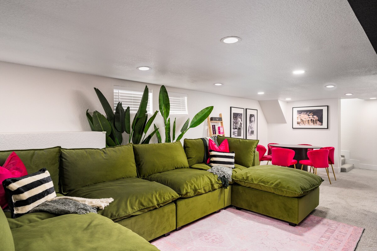 Trata de resistirte a sentirte cómodo en este acogedor y lujoso sofá en nuestro espacio de cine/sala de juegos