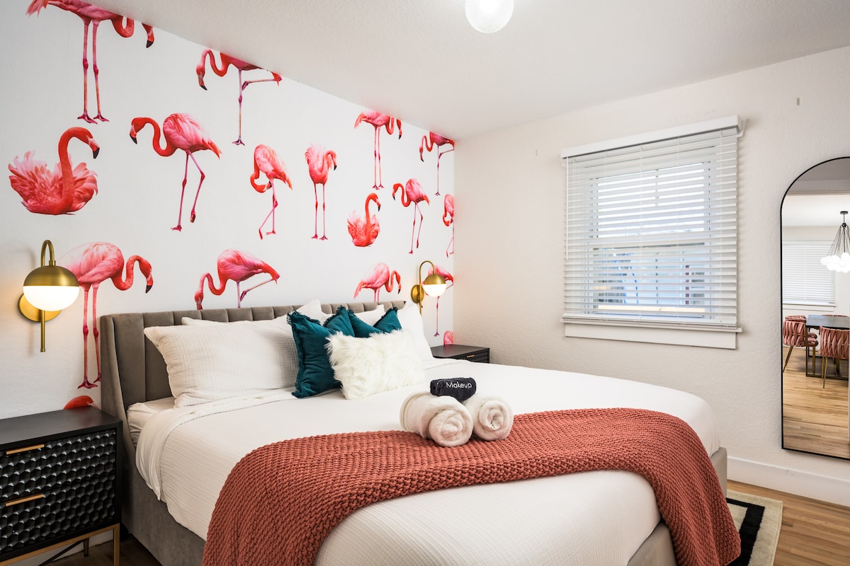 El hermoso dormitorio Flamingo junto a la sala de estar/cocina del piso principal tiene una cama tamaño king de lujo.