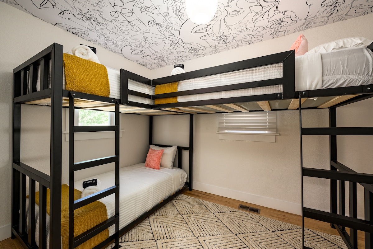 ¡Los pijamas nunca se han visto tan bien! Nuestra elegante habitación con literas está justo al lado de la cocina (en el piso principal) e incluye 3 camas individuales.