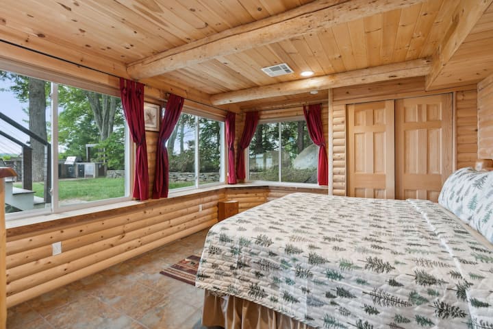 Მესამე საძინებელი დიდი საწოლით, კარადათი და ტბის შესანიშნავი ხედებით