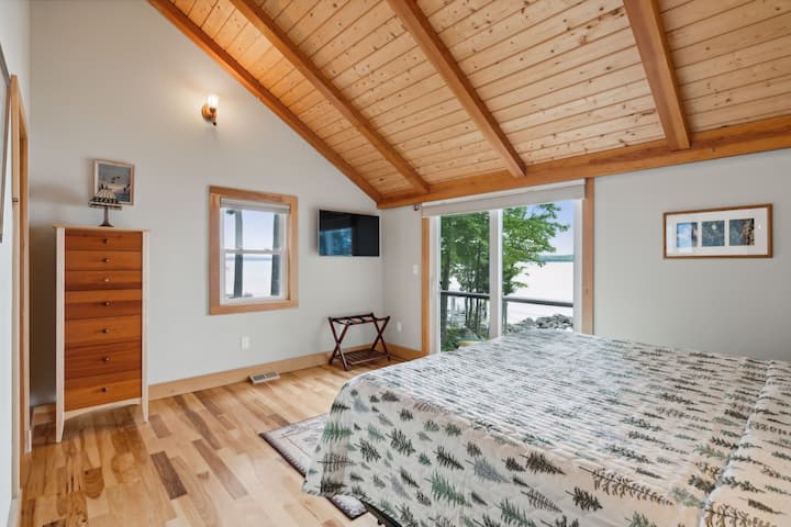 Ძირითადი საძინებელი დიდი საწოლითა და შესასვლელი კარადით