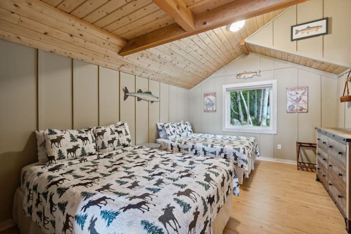 Პირველი სართულის საძინებელი ორი 152 × 203 სმ საწოლით