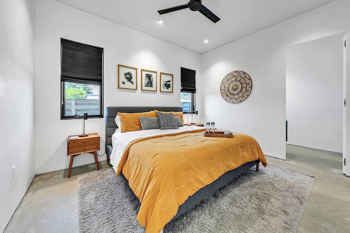 Apartmán na 1. poschodí s 55-palcovou televíziou, vlastnou kúpeľňou a veľkým šatníkom s poschodovou a kancelárskou pracovnou stanicou.