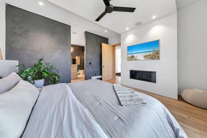 Primárny apartmán na 2. poschodí s manželskou posteľou King, 55-palcovým televízorom Samsung Frame, plynovým krbom, vlastnou kúpeľňou a obrovským šatníkom.