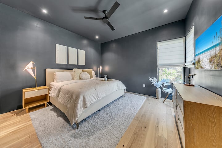 Apartmán na 2. poschodí s manželskou posteľou, 55-palcovou TV a vlastnou kúpeľňou.