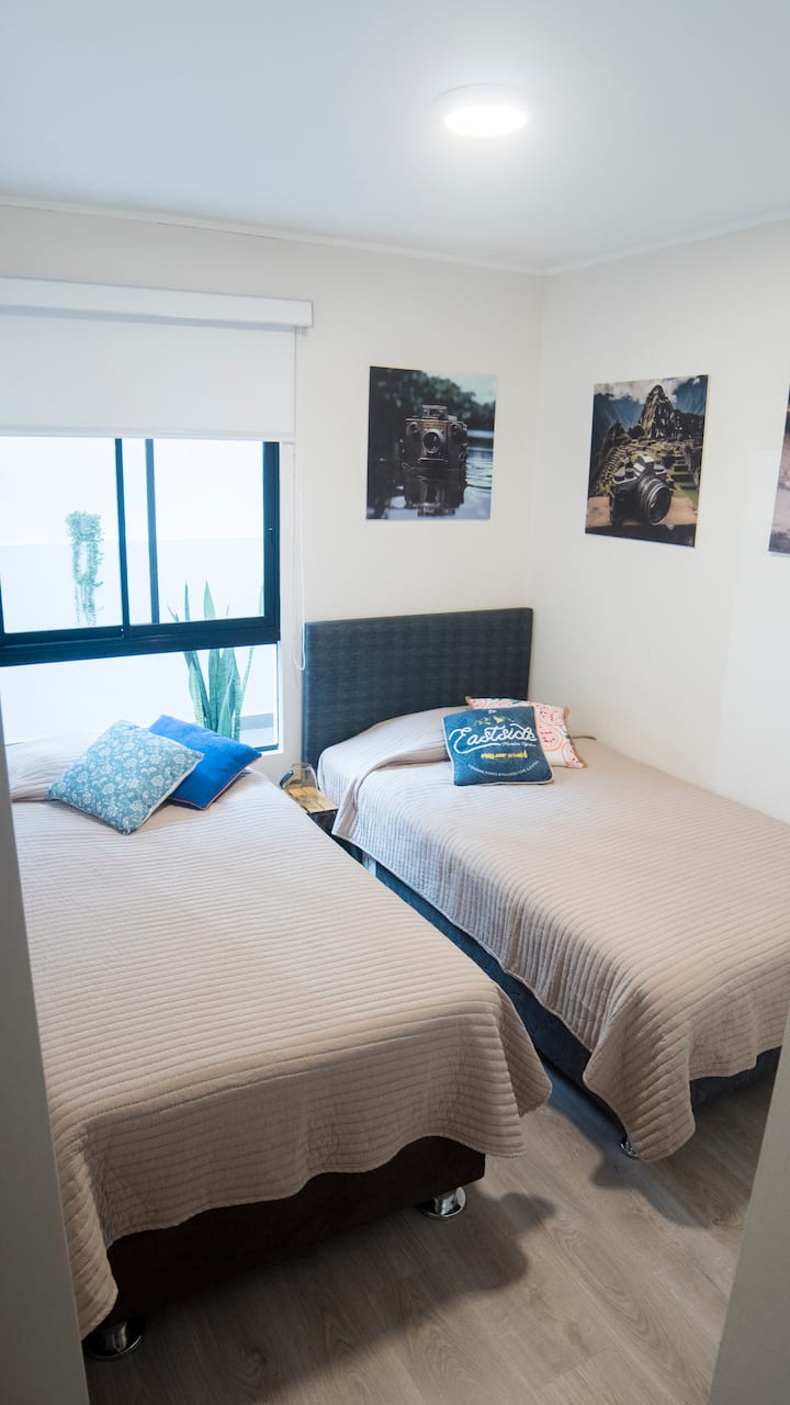 U sporednoj sobi nalaze se dva udobna i srednja kvadratna kreveta, idealna za dijeljenje. Osim toga, ima i veliki ormar u kojem možete jednostavno organizirati svoje stvari, stvarajući praktičan i udoban prostor za odmor.