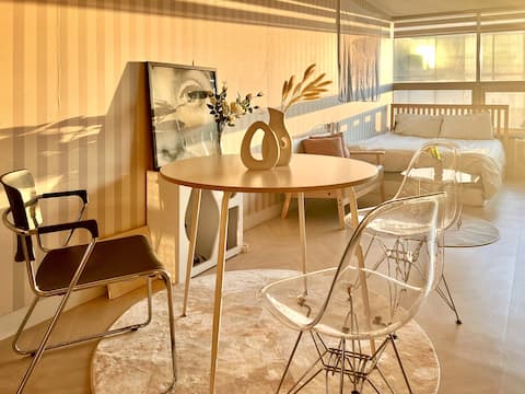 Mid-Century Modern
Emotional
Lee. Beomgye Station. Airport Limousine. 4-minute walk. Up to 4 people.