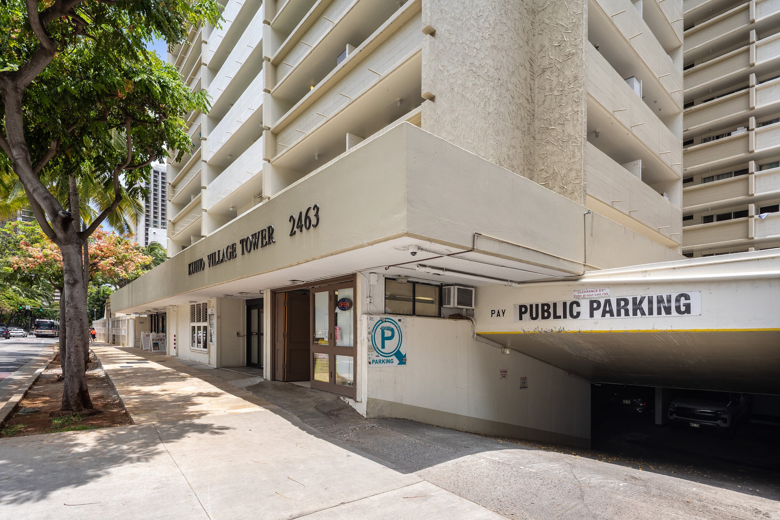 Condo in Honolulu · ★4.93 · Studio · 1 bed · 1 private bath - Image 14