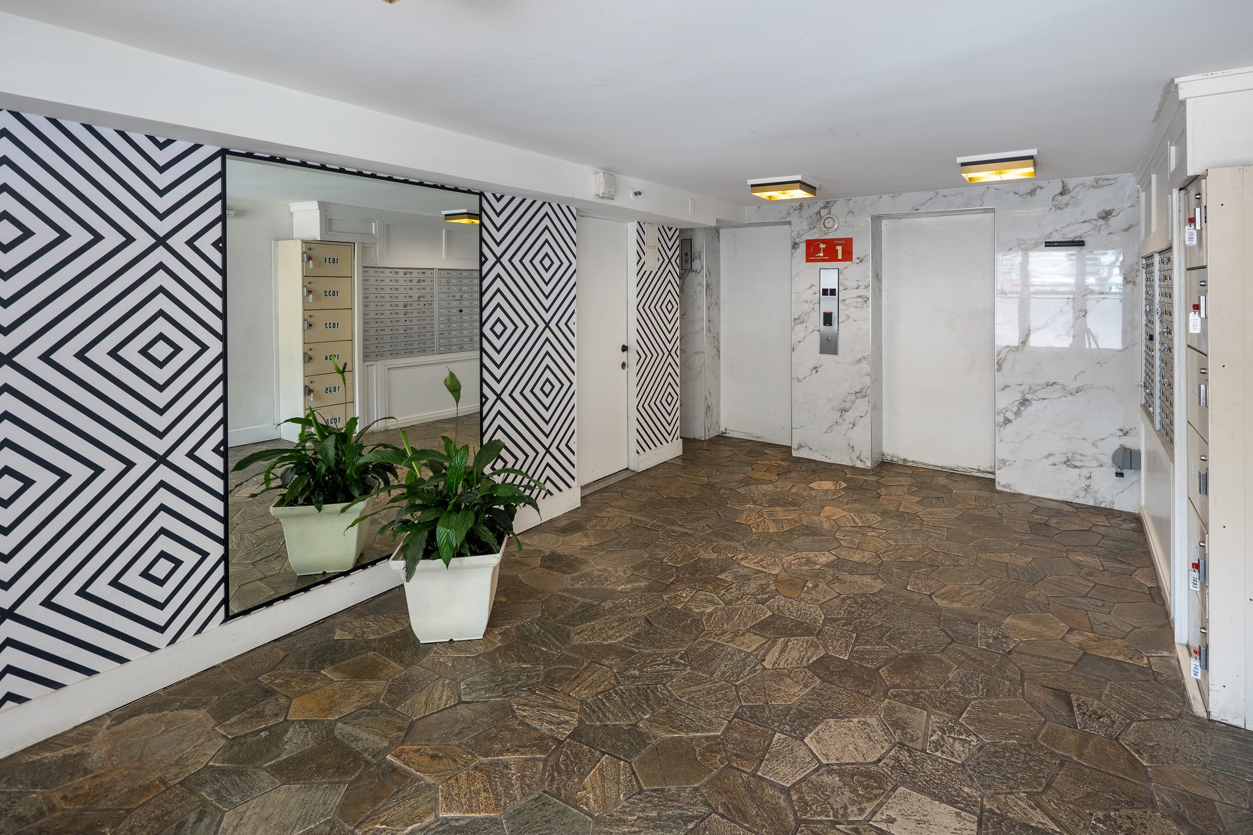 Condo in Honolulu · ★4.93 · Studio · 1 bed · 1 private bath - Image 17