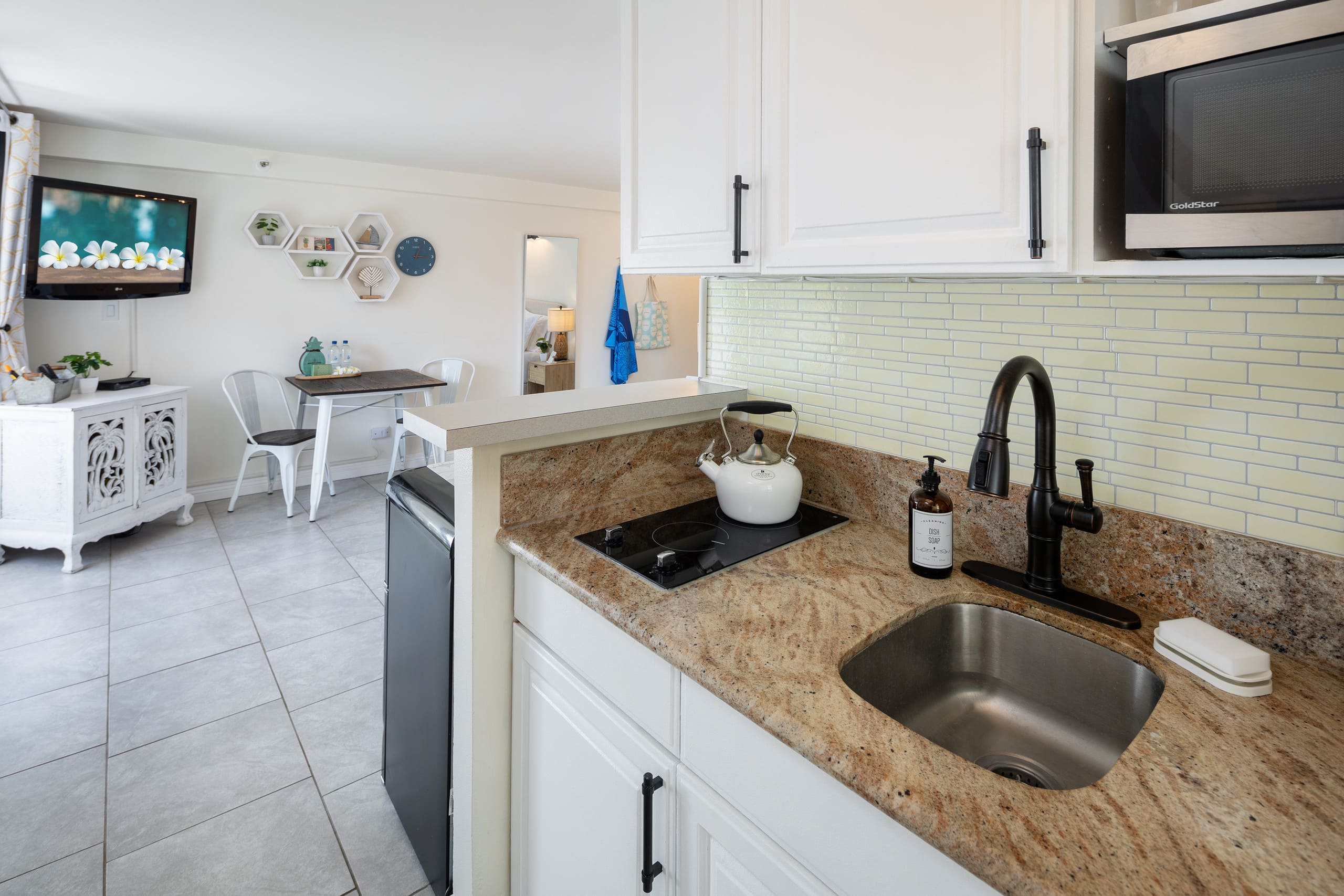 Condo in Honolulu · ★4.93 · Studio · 1 bed · 1 private bath - Image 9