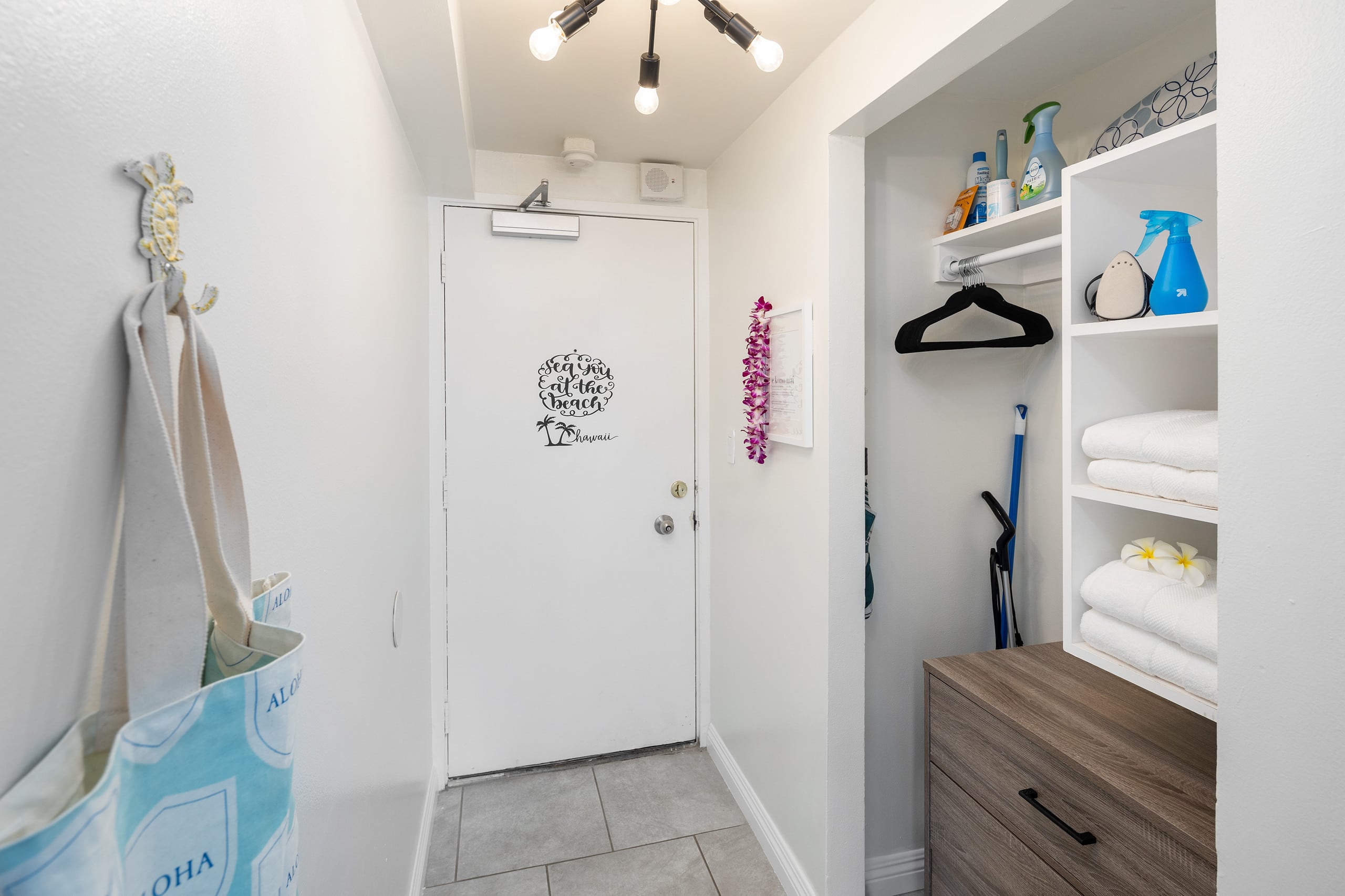 Condo in Honolulu · ★4.93 · Studio · 1 bed · 1 private bath - Image 6