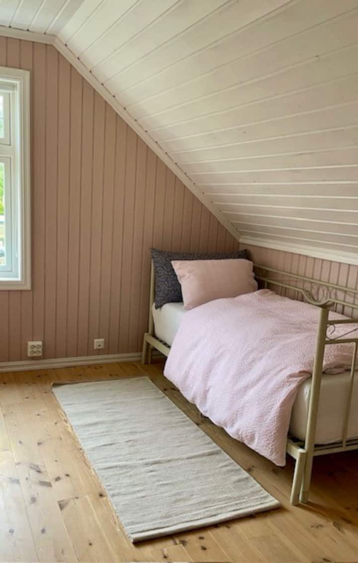 Cama individual de 75 x 200 cm que se puede sacar a 150 cm, posiblemente agregue un colchón grueso en el piso para los niños.