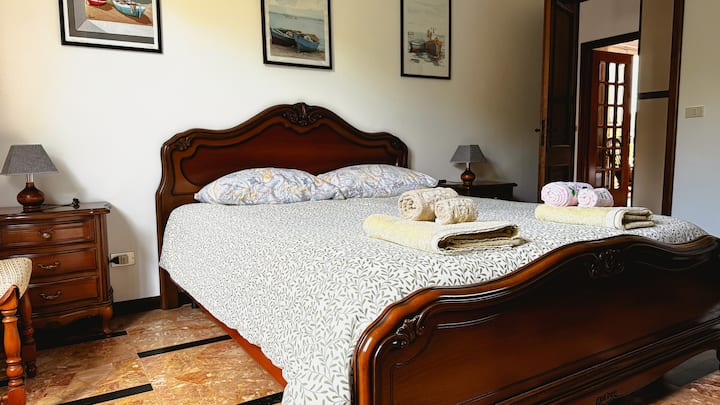 Veľká hlavná spálňa so šatníkom a komodou.