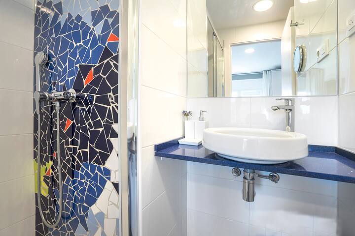 Apartamento Gaudir, con inspiraciones modernistas. Luminoso, céntrico y seguro. gallery image 2