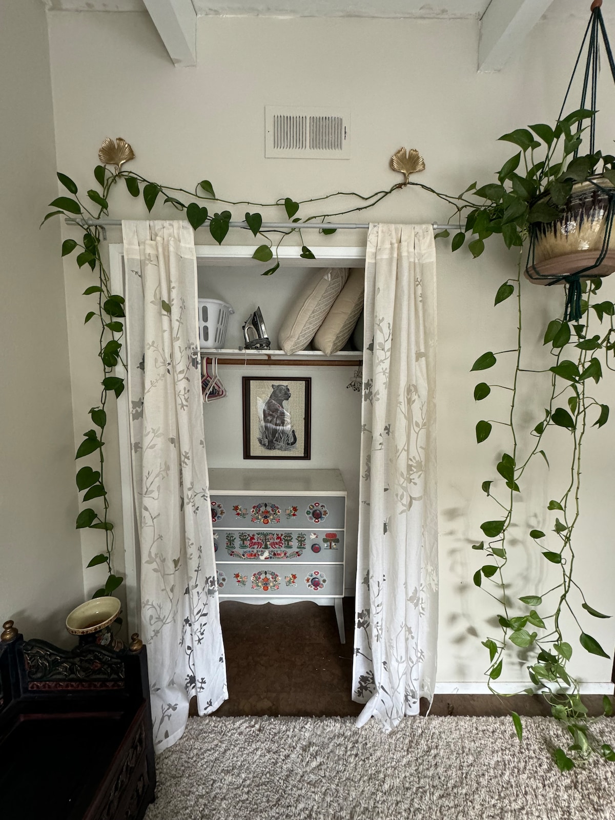 ¡Vestidor y espacio para zapatos debajo en el armario solo para ti! ¡Y plantas dispuestas con buen gusto para hacerte compañía!