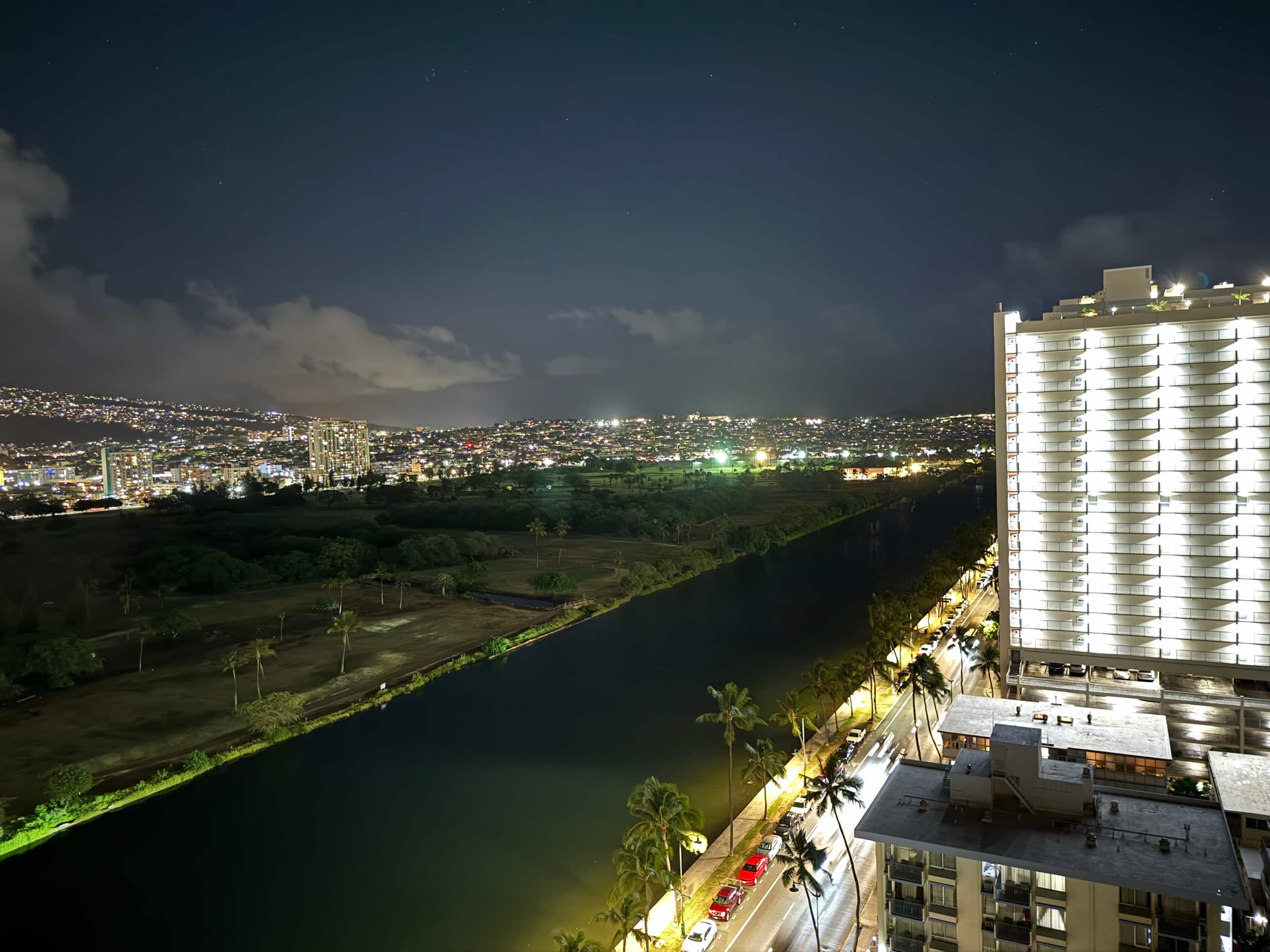 Waikiki Seaside Luxury King Condo with Balcony - Image 24