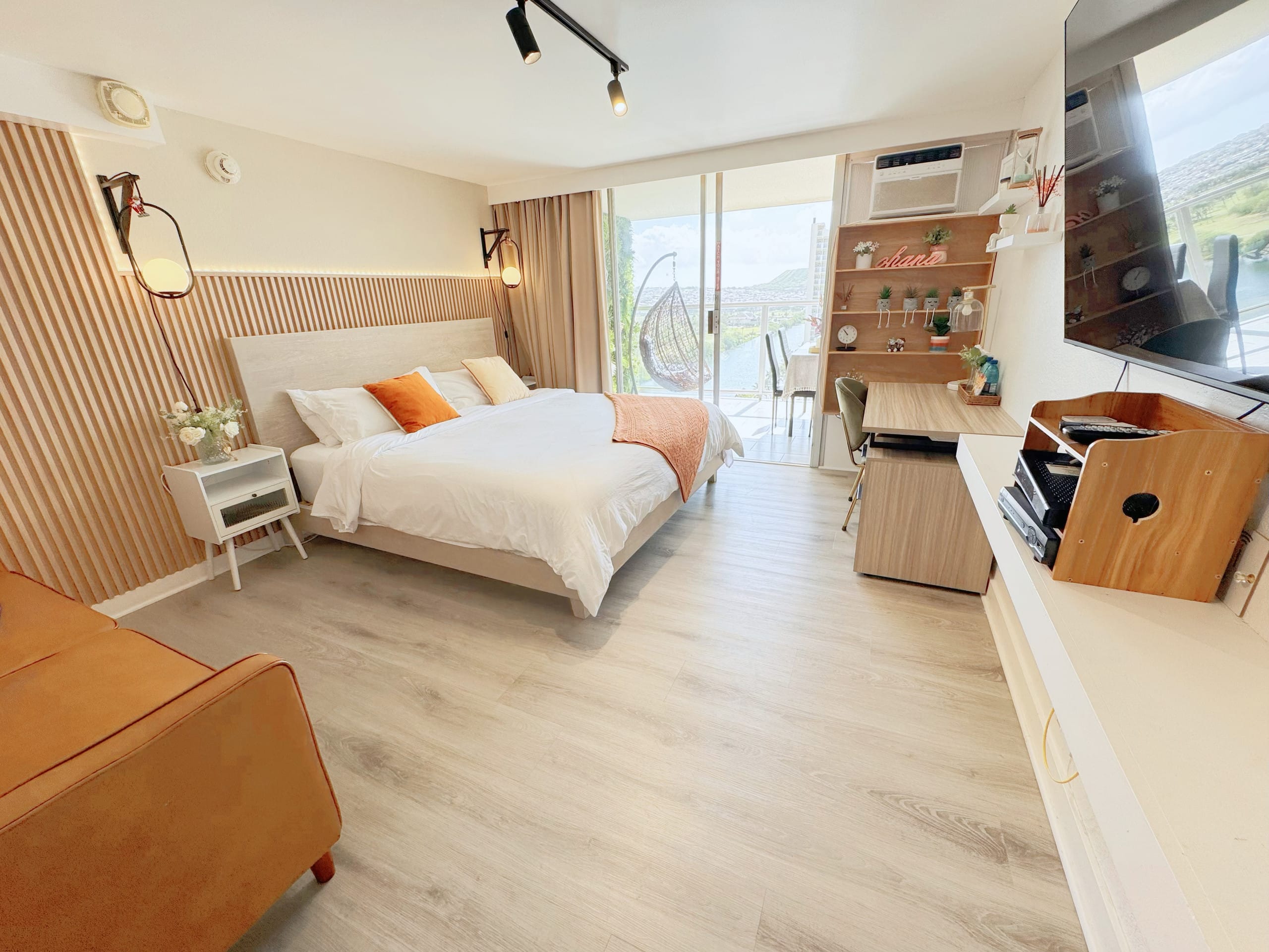 Waikiki Seaside Luxury King Condo with Balcony - Image 11