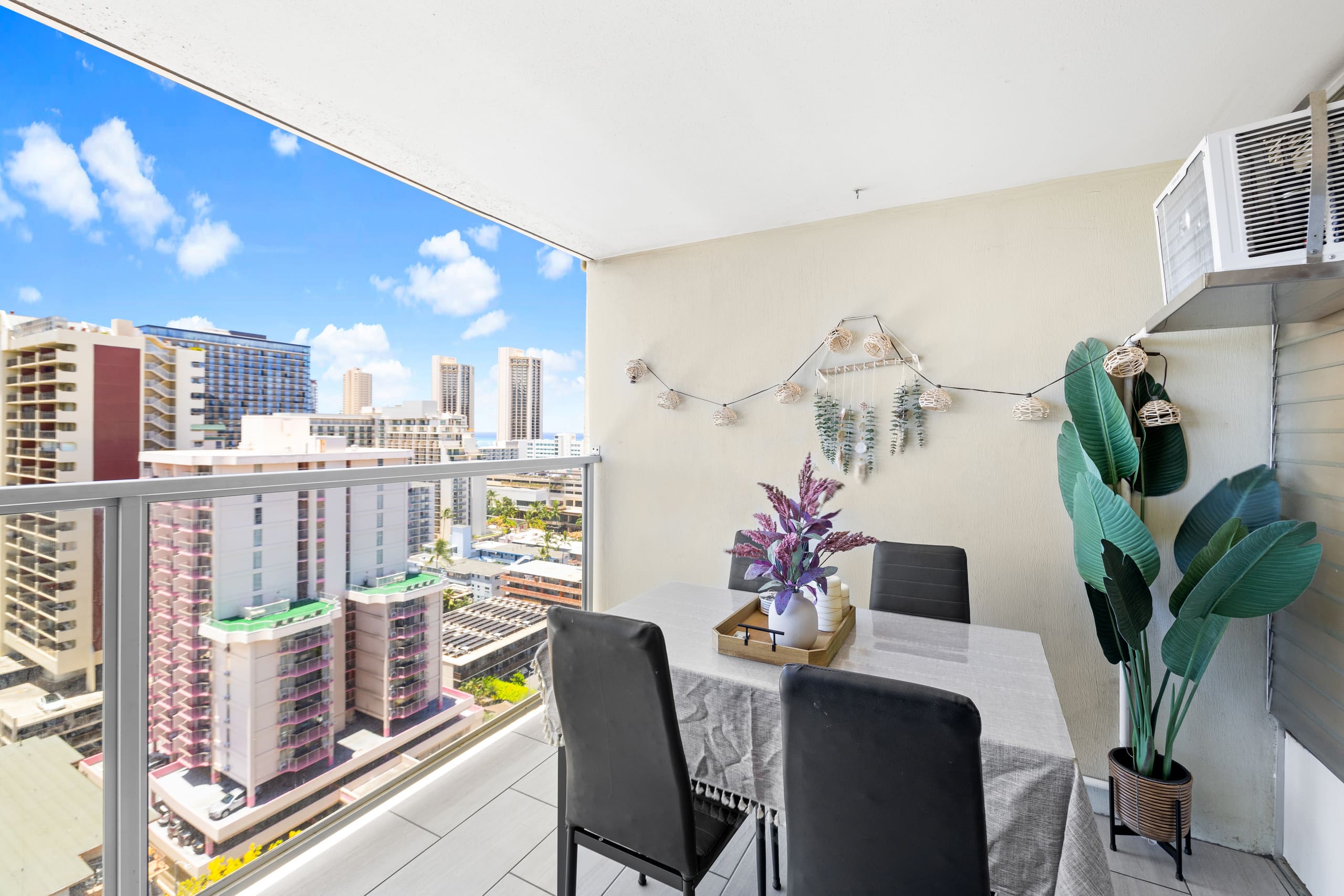 Waikiki Seaside Luxury King Condo with Balcony - Image 17